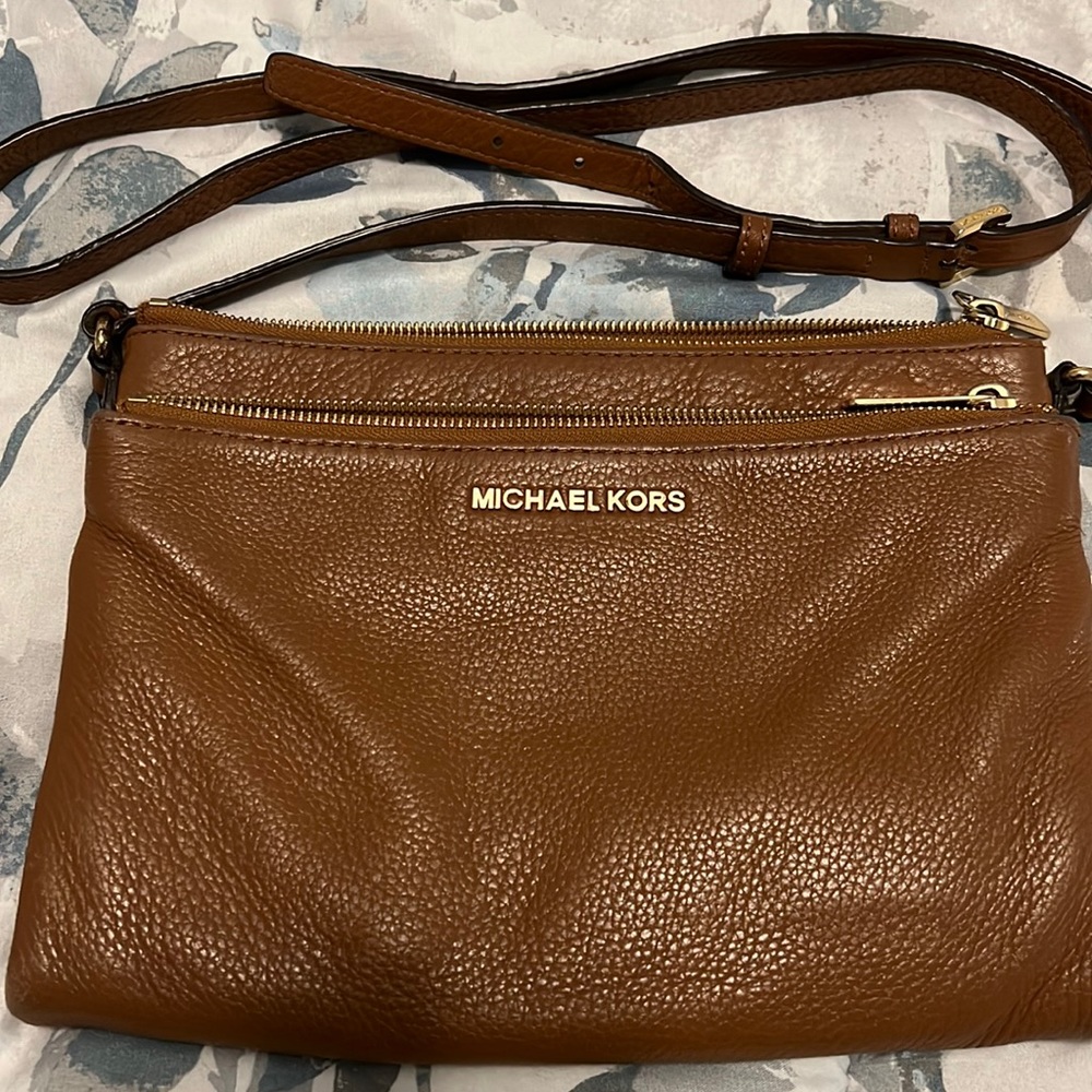 Michael kors sectional cross body| Good condition| credit cards pockets!